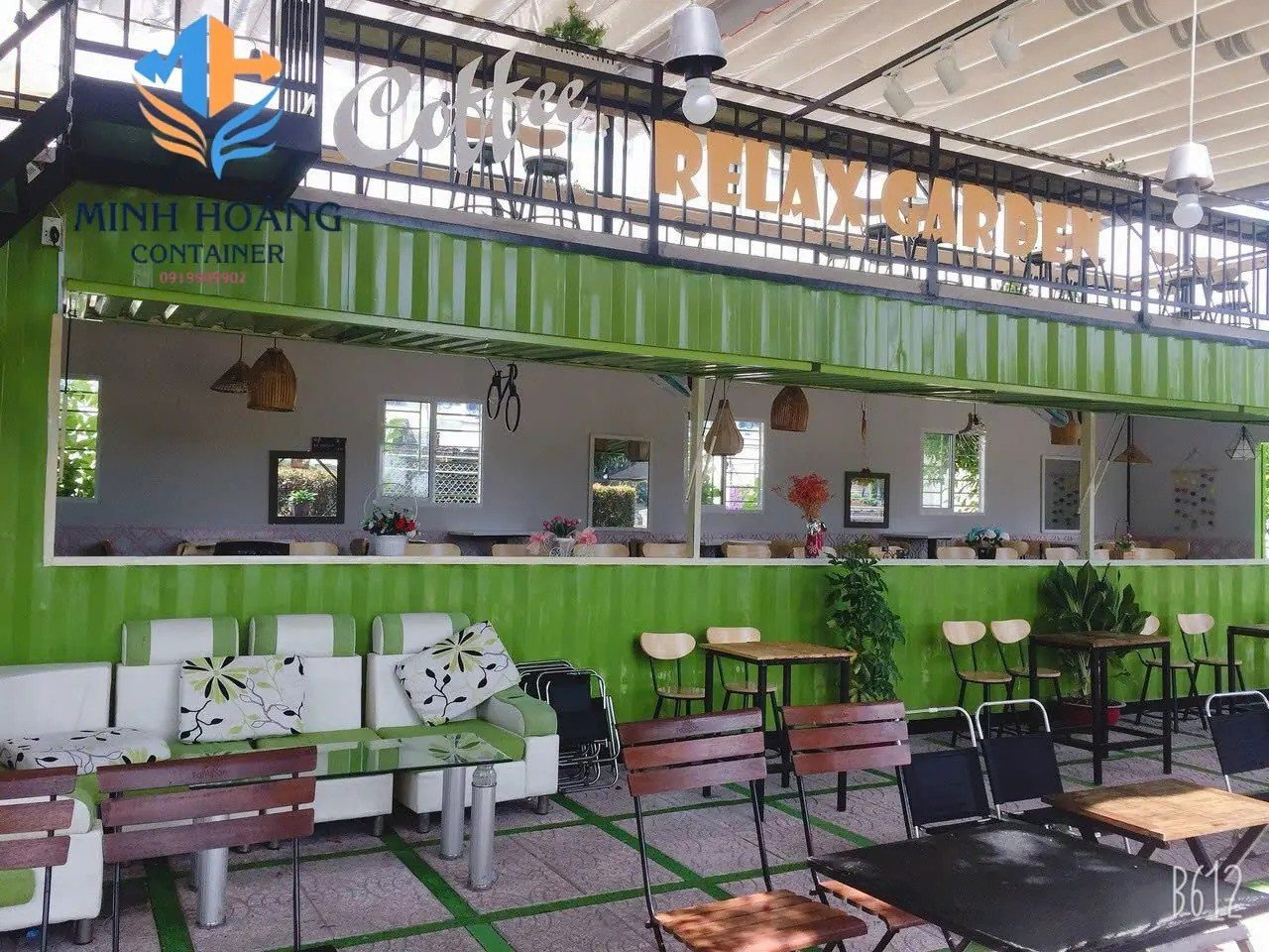 Container cafe 40 feet có sân thượng xanh lá viền đen